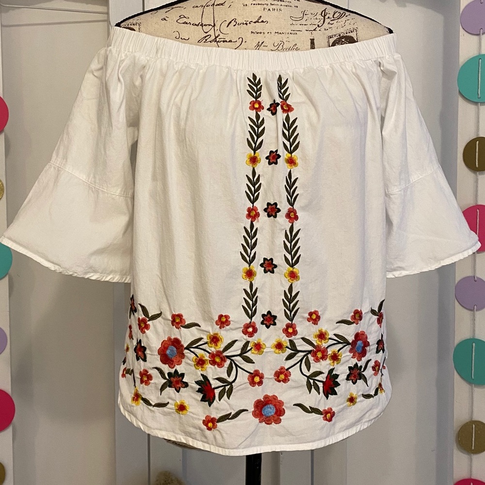 Francesca’s white off-shoulder cotton blouse sizeM